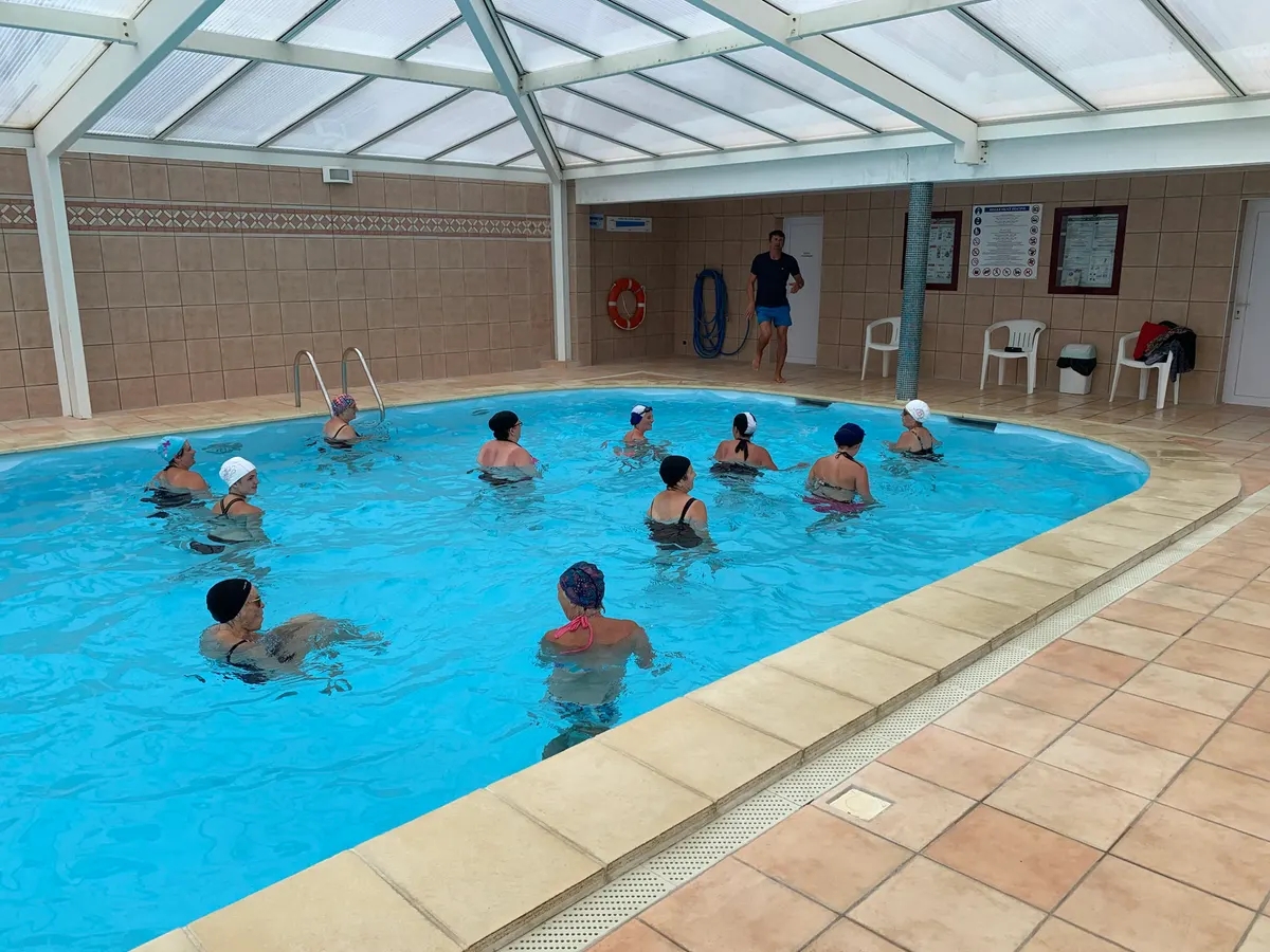 Séance d'aquagym dans la piscine couverte