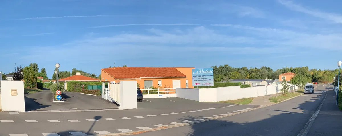 La rue du camping et sa clôture
