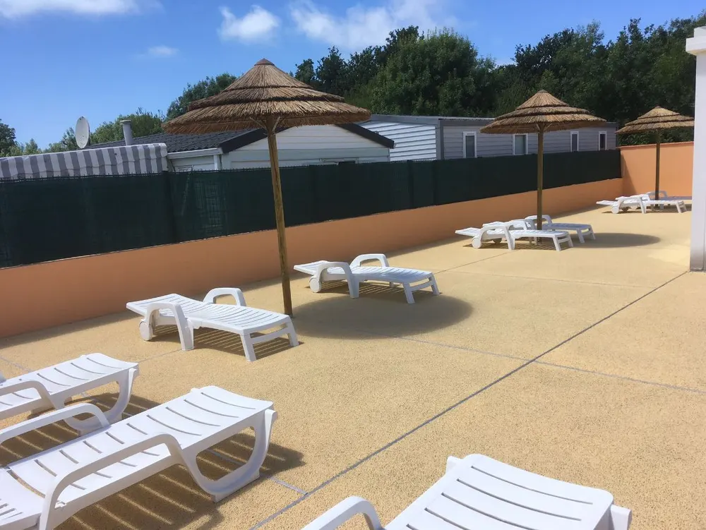 Transats sur la terrasse de la piscine